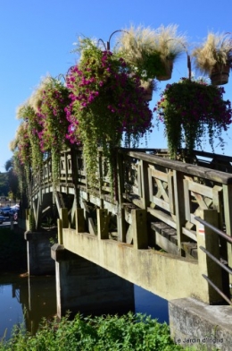 Lalinde passerelle,bouquet,jardin septembre 002-001.JPG