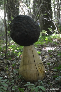 manthe religieuse,Lalinde marché,Land art au Colombier 083.JPG