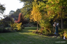marché Issigeac,decos citrouilles,jardin automne,compo dahlias 086.JPG