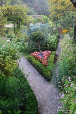 Cadouin,Lalinde chapelle,cascade,jardin,papillon 006.JPG
