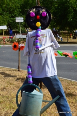 Meyrals,epouvantails 008.JPG