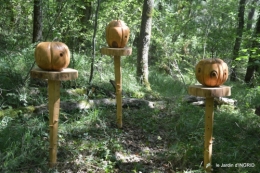 manthe religieuse,Lalinde marché,Land art au Colombier 089.JPG