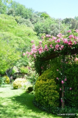 chez Fabien,tour du jardin,épouvantails 059.JPG