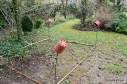 jonquilles,aubriétia,pervenche,primevères,lamier,crocus,violettes,cognassier du japon,euphorbe myrsinittes,prunus sauvage