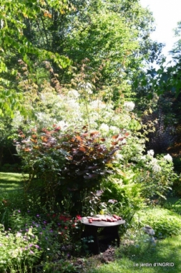 chez Fabien,tour du jardin,épouvantails 105.JPG