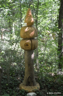 manthe religieuse,Lalinde marché,Land art au Colombier 092.JPG