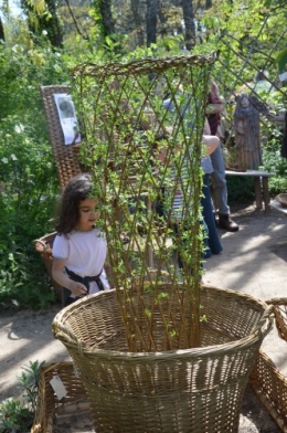 ancolies,jardins de la Brande,les filles et Caro 067.JPG