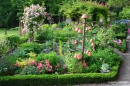 épouvantails ,jardin,roses 007.JPG