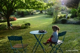 Ines,jardin,lagestromia,brocante Lalinde 004.JPG