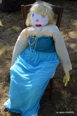 Meyrals,epouvantails 050.JPG