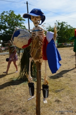 Meyrals,epouvantails 035.JPG