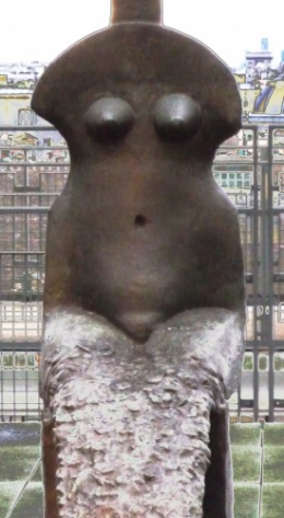 femme sculpture beaubourg.jpg