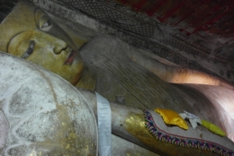 Dambulla 7 - première grotte.jpg