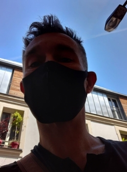 Autoportrait au masque noir.jpg