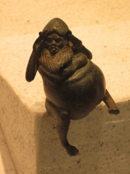 Silène - décor d'ustensile - Deuxième moitié du VIe siècle avant J.-C. - Atelier de Grande Grèce –Bronze - H. 8,20 cm - Louvre 3.jpg