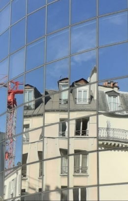 Construction d'un immeuble et d'un ciel bleu.jpg