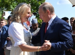 Karin Kneissl et Vladimir Poutine.jpg