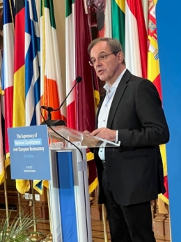 Thierry Mariani lors de la conférence à Bucarest 2.jpg