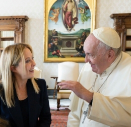Giorgia Meloni et le pape François.jpg