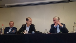 Robert Ménard (au centre) s'exprime à Bruxelles..JPG