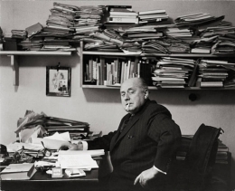 gottfried-benn-in-his-apartment-photography-1955-gottfried-benn-in-picture-id56458567.jpg