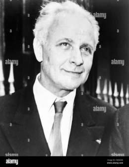 louis-aragon-1897-1982-poete-et-romancier-francais-dont-le-travail-a-ete-perfuse-avec-le-marxisme-et-les-valeurs-communistes-il-a-ete-admis-a-cwaedm.jpg