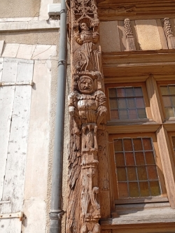 maiosn pan de bois place du pilori