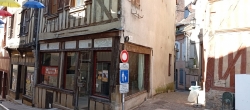 Les vitrines vues de la place.