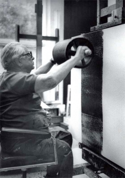 Hans Hartung ses outils, en train de peindre
