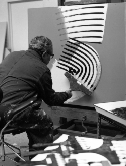 Hans Hartung ses outils, en train de peindre