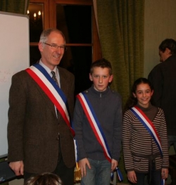 Théo et Sarah avec le maire des grands