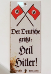 ENREGISTTRER-Emailleplakat,_Hitlergruß,_breit.png