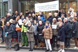 22 nov 2019 Fourtillan sa femme et des sympathisants manifestent devant le ministère.jpg