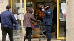 alliance typique : un antre du grand capital totalitaire tueur de petit commerce protégé par la forcede la flicaille à son service - Italie mars 2020.JPG