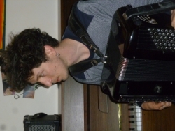 Julien, accordéon et piano