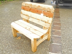 Utilisation de palettes pour fabriquer des bancs