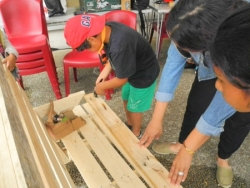 Utilisation de palettes pour fabriquer des bancs