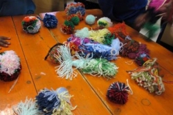 pompons des enfants de l'Espace Thomas Mazaryck