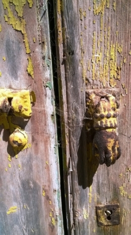 porte et main de bronze.jpg