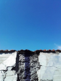 mur ciel trop bleu.jpg