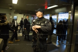 un-policier-new-yorkais-a-la-gare-de-port-authority-a-manhattan-photo-afp-1512999616.jpg