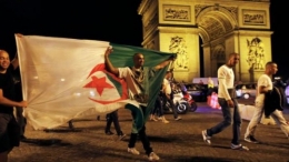algerie-football-mondial-paris-algerian-soccer-fans-celebrate-near-the-arc-de-triomphe-after-algeria-s-2014-world-cup-group-h-soccer-match-against-russia-in-paris_4944063.jpg