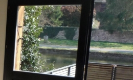 Vue à traver porte entrée.JPG
