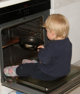 Assis sur la porte du four.JPG