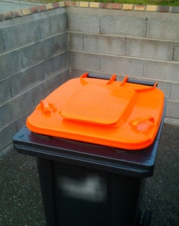 Poubelle orange.jpg