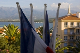 MAIRIE CALVI DRAPEAUX.jpg