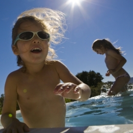 SALOME & SACHA PISCINE 20101 BLOG.jpg