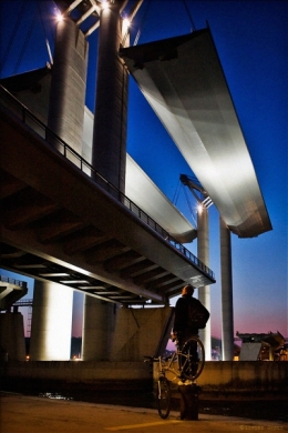 HOMME VELO PONT.jpg