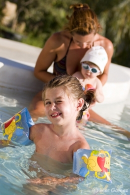 Filles piscine.jpg