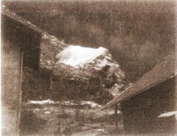 Le bloc près des maisons